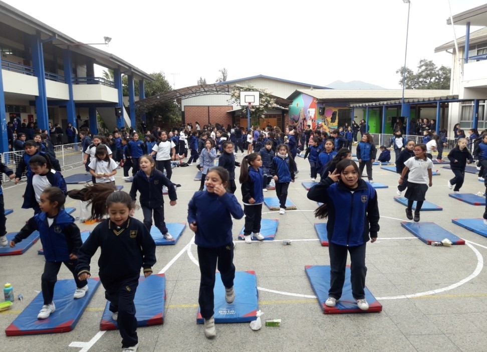 Las estudiantes disfrutan la actividad física.